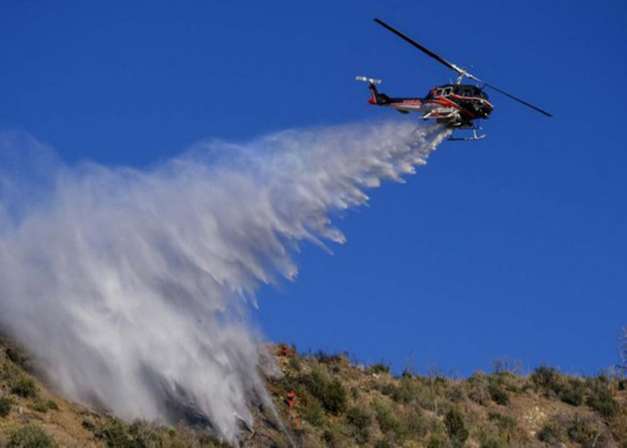 2 Helikopter Water Bombing di Yunani Tebrakan saat Jinakkan Api