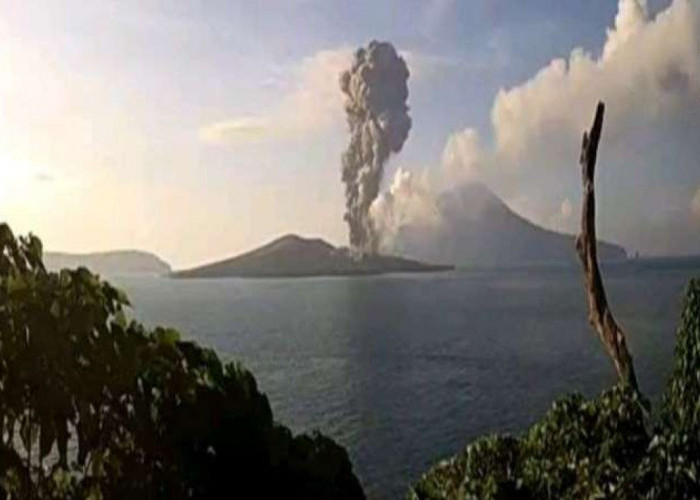 Empat Kali Gunung Anak Krakatau Erupsi, Semburan Vulkanik Mencapai 1.500 Meter, Status Level III