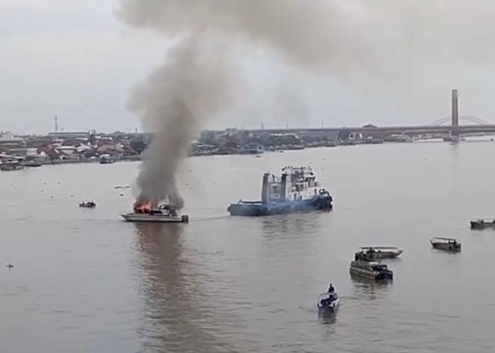 Kapal di Perairan Sungai Musi Palembang Terbakar, Jadi Tontonan Warga di Atas Jembatan 