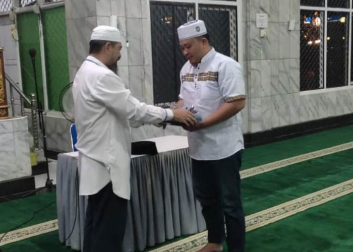 Resmi Peluk Islam, Viko Naya Diberi Perangkat Alat Salat dari Pengurus Masjid Agung Sholihin Kayuagung OKI