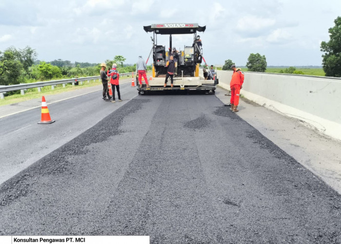 Hadapi Nataru Tol Kayuagung - Palembang Tingkatkan Kualitas Jalan Metode Patching