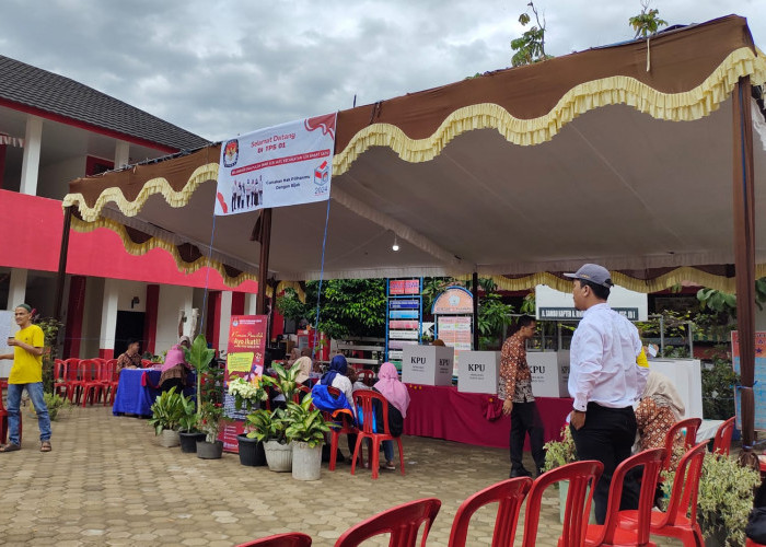  Bersama Keluarga Cagub Sumsel Eddy Santana Putra Bakal Nyoblos di TPS 01 Jalan Sambu Palembang