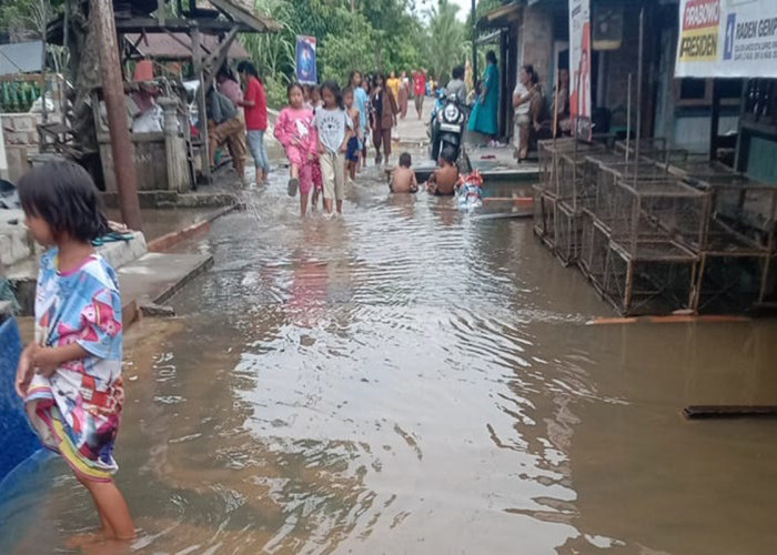 Intensitas Hujan Berkurang, Banjir di Kayuagung Berangsur Surut, Masyarakat Diminta Tetap Waspada