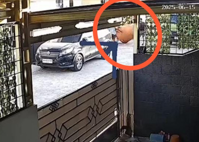 Beraksi Sore Hari di Rumah Kosong Tanpa Dicurigai, 3 Pria di Palembang Santai Gelindingkan Tanki Air
