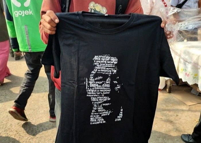 Jokowi Bagi-Bagi Kaos untuk Pedagang dan Warga Sekitar Pasar Sekip Ujung Palembang