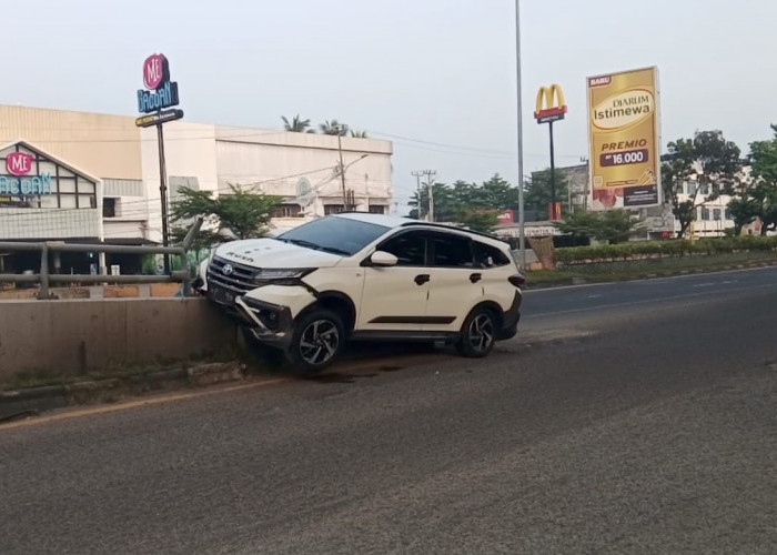 Hilang Kendali Usai Antar Teman Pulang, SUV Putih 'Nyangkut' Tabrak Median Flyover Jakabaring Palembang 