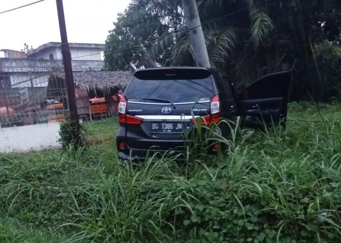 Hindari Sepeda Motor, Avanza Tabrak Tiang Listrik di Jalintim Palembang-Betung, Listrik Padam