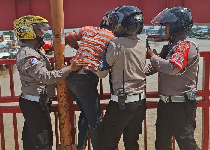 Sigap, Polisi Patroli Gendong Turun Wanita yang Hendak Melompat dari Jembatan Ampera Palembang