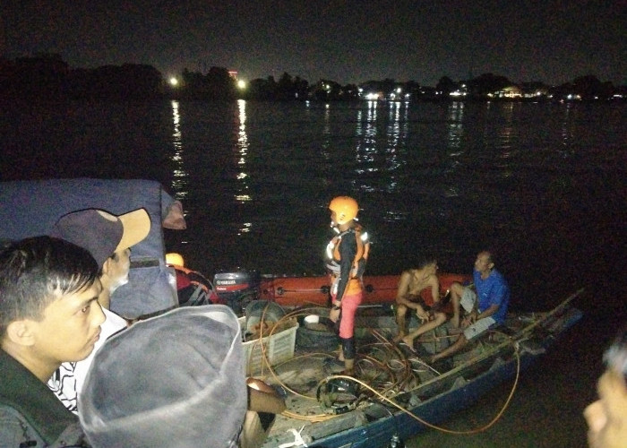 Bermain di Atas Tongkang, Bocah 6 Tahun Tenggelam di Sungai Musi, Tim SAR Terjunkan Rescue