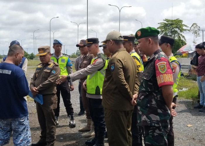 Petugas Gabungan Tertibkan Pedagang Kaki Lima di Sekitar Exit Tol Kayuagung-Palembang