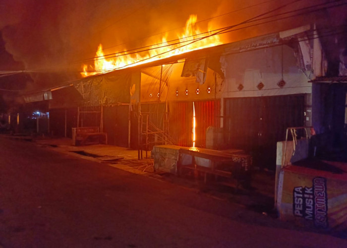Tengah Malam 7 Kios Pasar Kayuagung Terbakar, Banyak Barang yang Tidak Bisa Diselamatkan 