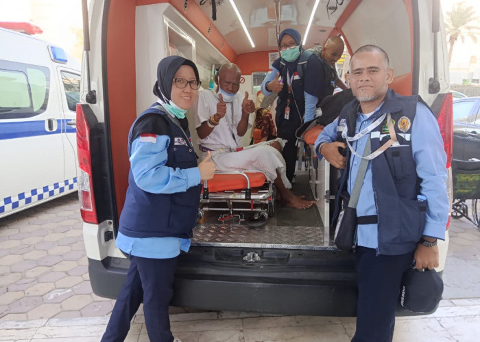 Aksi Heroik Petugas Haji Kloter 14 Embarkasi Palembang, Bantu Jemaah Sesak Nafas Hingga Berhasil Diselamatkan
