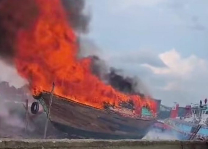 Terungkap, Kapal Jukung Terbakar di Tepian Musi Ternyata Sedang Diperbaiki di Galangan Kapal Milik Teguh