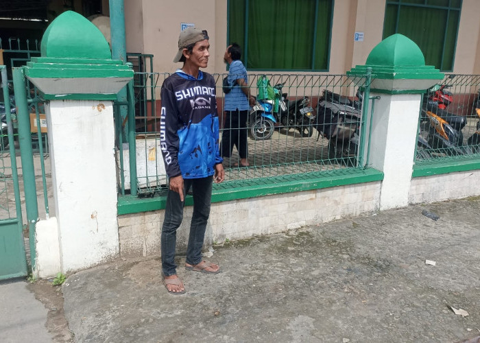 Man Bengek Ditusuk OTD di Depan Masjid Muttaqien Pasar Kuto Saat Hendak Salat Tarawih 