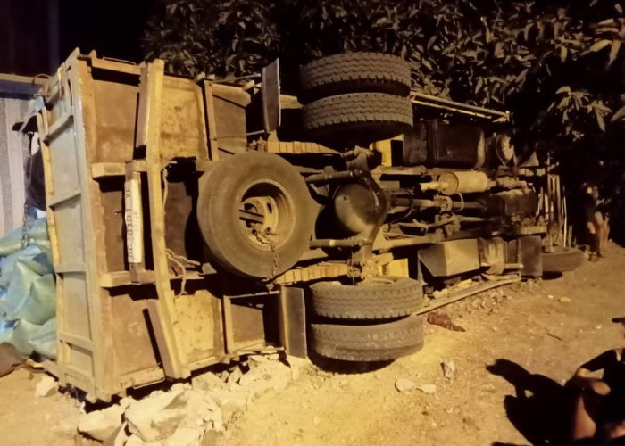 Kecelakaan Tunggal, Truk Pengangkut Padi Terbalik di Jalan Desa Sukarami OKI