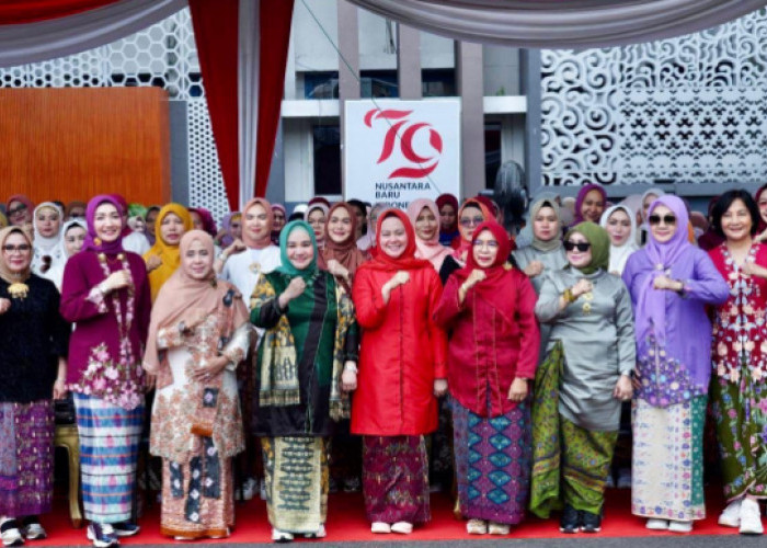 Semarakkan HUT ke-25 Sekaligus Peringatan Hari Ibu, DWP Sumsel Gelar Parade Kebaya 