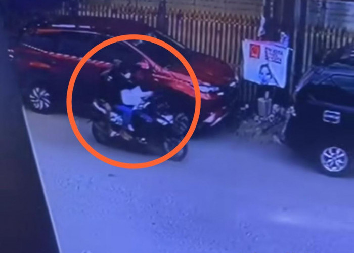 Boti Pakai Motor, Remaja di Palembang Terekam CCTV Curi Baju di Pinggir Jalan