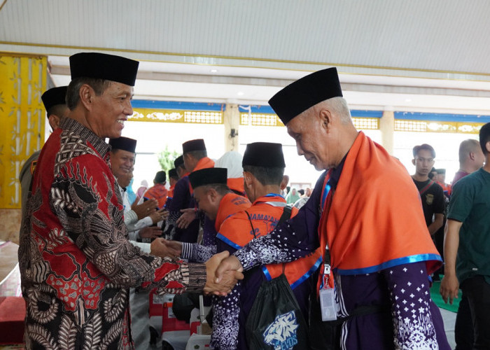 Dilepas Pj Bupati, Jamaah Calon Haji Kloter 18 OKI Gelombang Dua Diberangkatkan