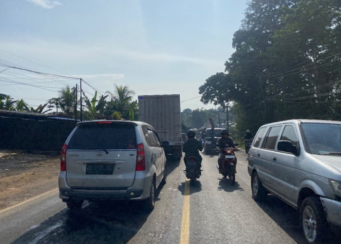 Mudik Lebih Awal, Ratusan Mobil Terjebak Macet di Jalintim Palembang-Betung H-15 Lebaran 2026 