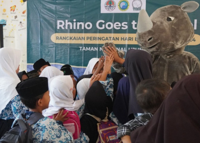 Yayasan Badak Indonesia dan TNUK Gelar Rhino Goes to School di Desa Ciakar dan Desa Cibadak