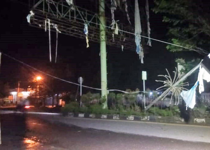 Terseret Fuso, Kabel PLN Putus dan Robohkan Tiang Lampu di Jalan Kolonel H Burlian Km 10 Palembang