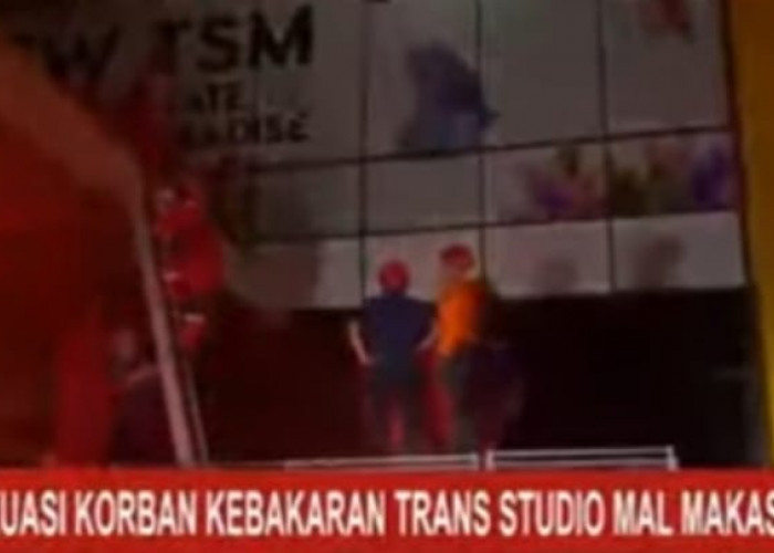TERKINI! Petugas Damkar Nekat Pecahkan Kaca untuk Padamkan Api yang Melahap Trans Studio Mall Makassar