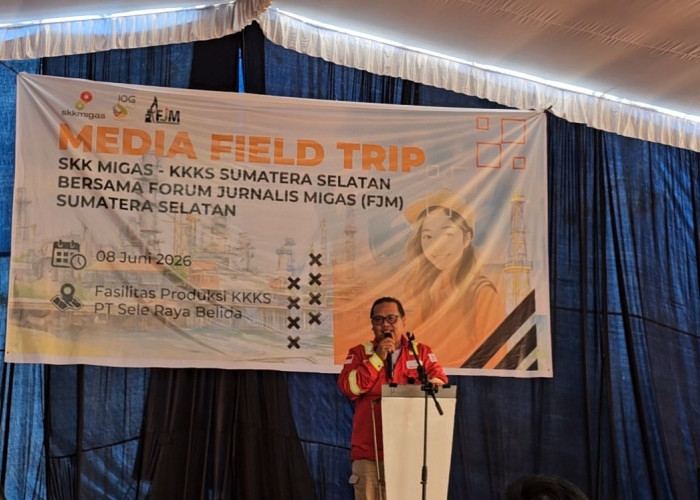 Jembatan Satu-satunya di Karang Anyar Banyuasin Ambruk, Warga Terpaksa Beraktivitas Pakai Perahu