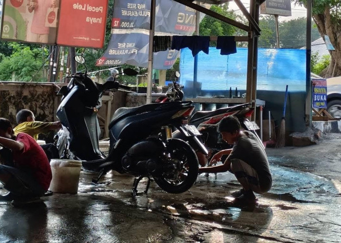 Usaha Jasa Cuci Motor di Palembang Raup Keuntungan di Akhir Pekan