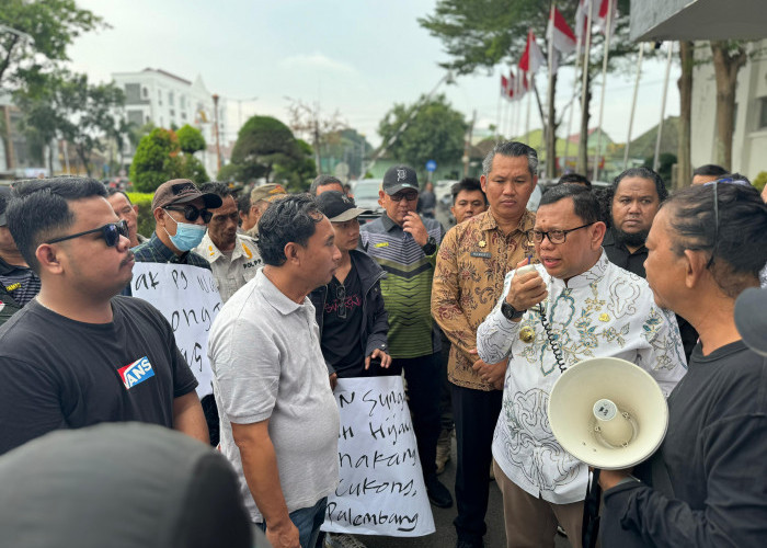 Geruduk Kantor Wali Kota, Massa LAAGI Tuntut Pj Damenta Bongkar Bangunan Tak Berizin di Jalan Soekarno-Hatta