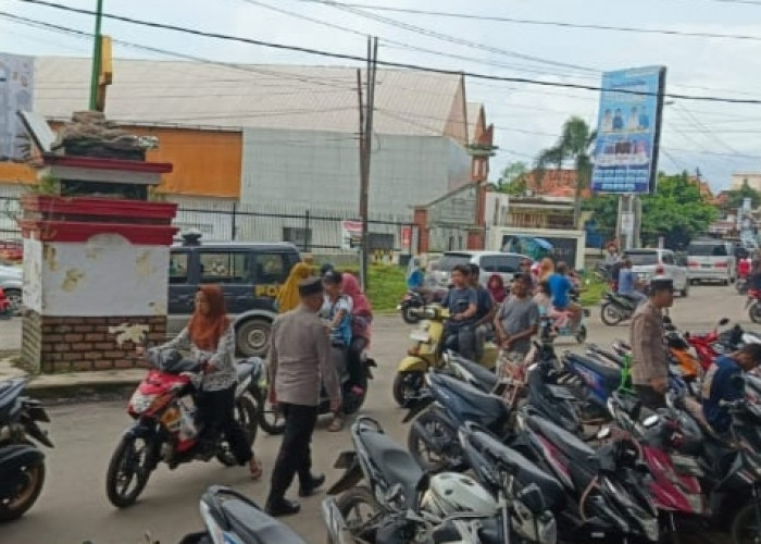 Lalu Lintas 'Crowded' di Lokasi Pasar Bedug, Personel Polsek Tanjung Batu Ogan Ilir Bantu Lakukan Pengaturan