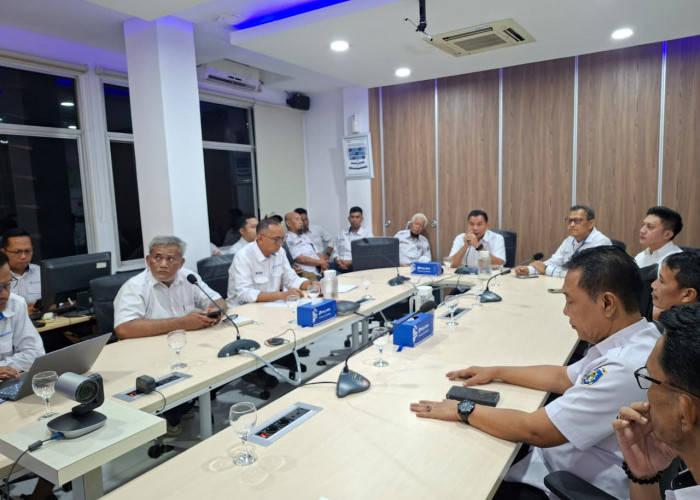 Pelindo Reg 2 Palembang dan TKBM Pelabuhan Boom Baru Bahas Mekanisme Identifikasi Bahaya dan Safety Briefing 