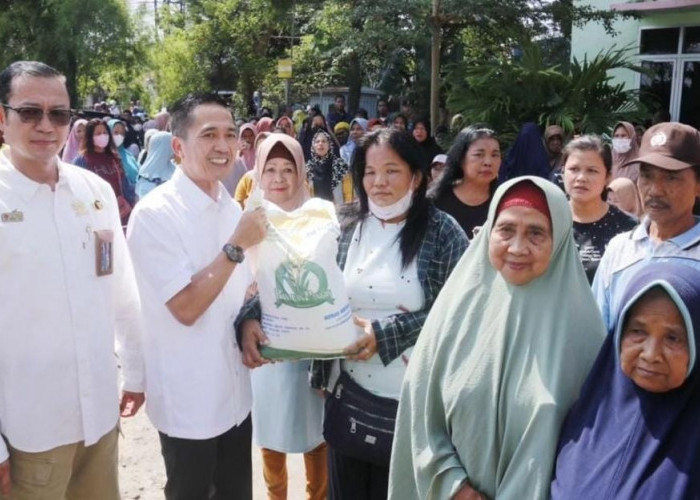 Palembang Dapat 695 Ton, Pj Wako Ratu Dewa Bagikan BCP ke Warga Kelurahan Bukit Lama
