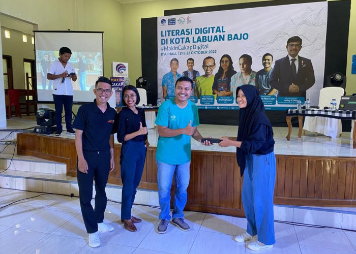 Produktif Menggunakan Medsos Dalam Workshop Literasi Digital di Labuan Bajo