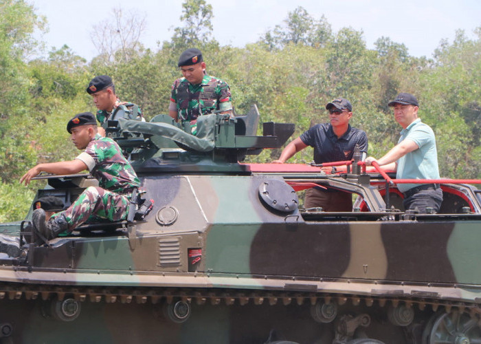 Tingkatkan Sinergi Keamanan dan Pembangunan, Pj Bupati Muara Enim Jajal Tank Amphibi dan Senpi Militer