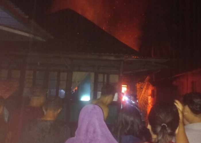 Warga Rupit Bopong Anak yang Lumpuh Keluar dari Rumahnya yang Terbakar