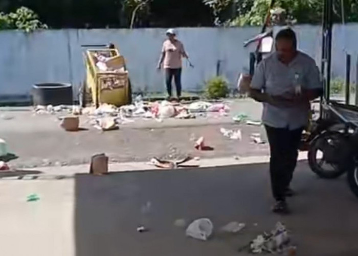 Viral! Puluhan Petugas Kebersihan RSUD Piru Maluku Ngamuk Hingga Hamburkan Sampah, Alasannya Bikin Naik Darah