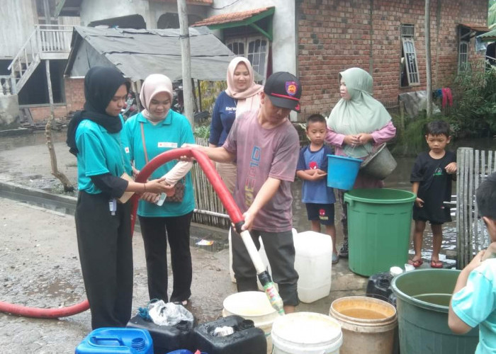 PMI Ogan Ilir Distribusikan 1.000 liter Air Bersih ke Korban Banjir di Kecamatan Payaraman dan Tanjung Batu