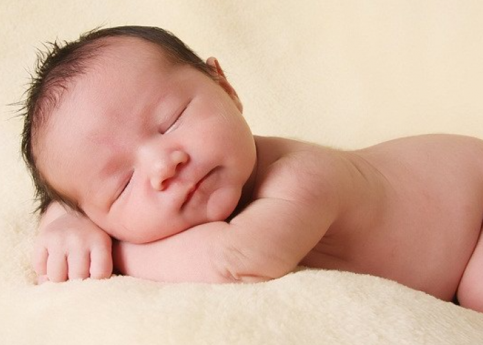 Jangan Panik, Inilah 8 Cara Menenangkan Bayi Menangis yang Tepat