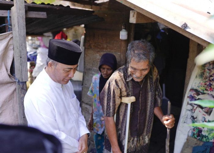 Sisir Warga Lansia dan Prasejahtera di Muba, Pj Bupati Apriyadi Door to door Bagikan Daging Kurban