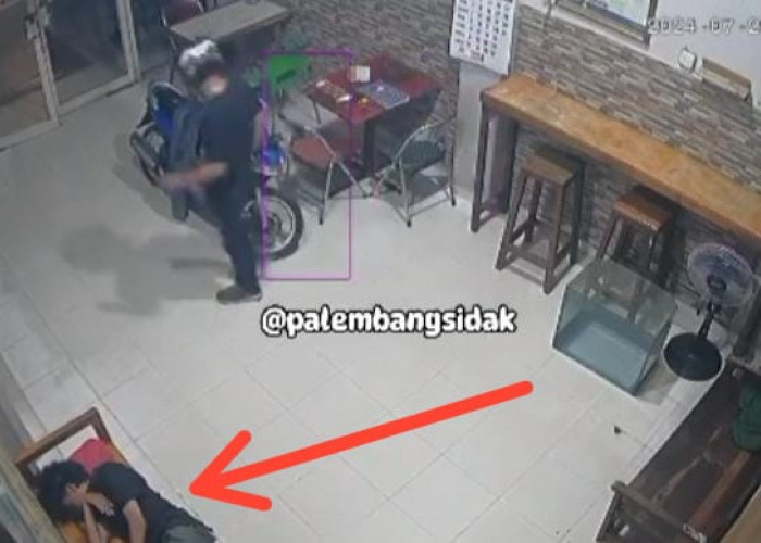 Pria Berhelm Terekam CCTV Curi HP Milik Pegawai Kafe yang Tengah Tidur, Pelaku Terekam Jelas 