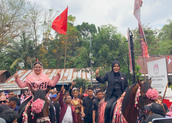 Duo Srikandi Fitri dan Nandri Daftar ke KPU Kota Palembang, Tunggangi Kuda Diarak Ribuan Massa 