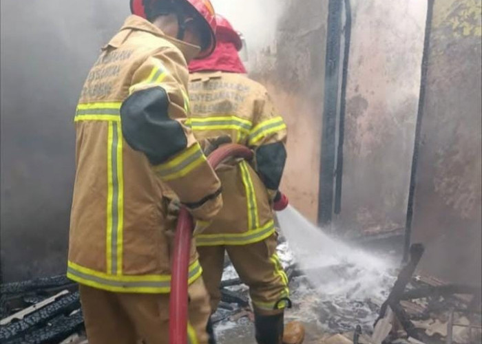 Diduga Korsleting Listrik, Satu Rumah di Kelurahan Talang Kelapa Palembang Hangus Terbakar 