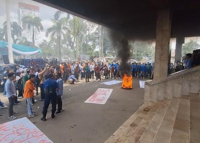 Gedung DPRD Sumsel Diselimuti Asap Hitam Pekat, Aksi Damai Ribuan Mahasiswa Tolak Revisi UU TNI 