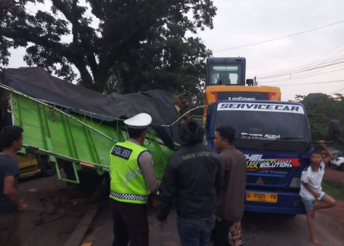 Oleng dan Hilang Kendali, Truk Tabrak Truk di Jalintim Palembang-Betung Banyuasin