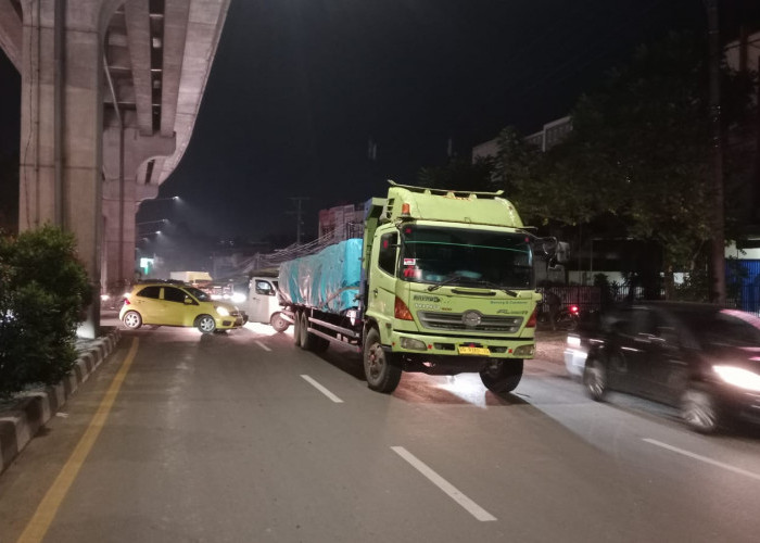 Truk Kontainer Mogok Depan Punti Kayu, Ratusan Pengendara Terjebak Macet