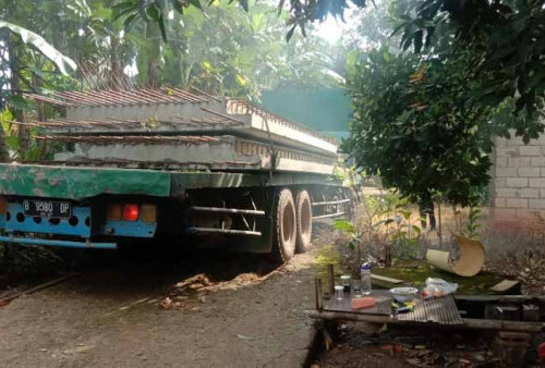 Salah Alamat, Truk Trailer Bermuatan 20 Ton Beton Sesat