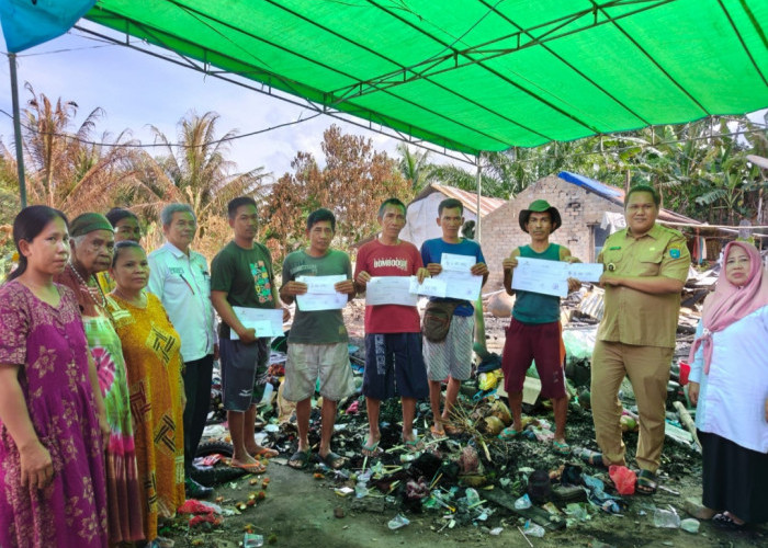 5 Warga Korban Kebakaran Rumah di Desa Talang Jaya Sungai Menang OKI Terima Bantuan