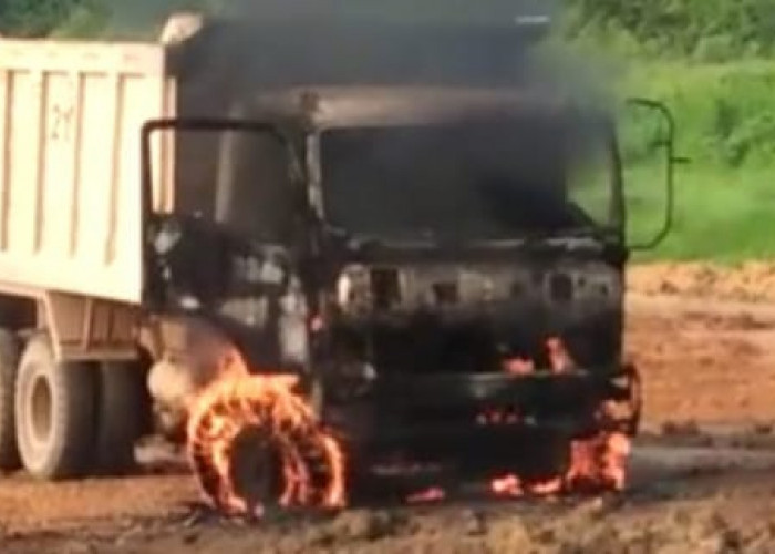 Warga di Perbatasan Paldas Banyuasin-Muba RICUH! Kendaraan Operasional Perusahaan Batu Bara Dibakar