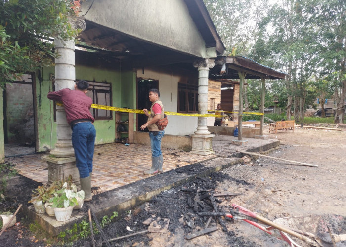 Korsleting Listrik, Rumah Kades Muara Medak Musi Banyuasin Terbakar
