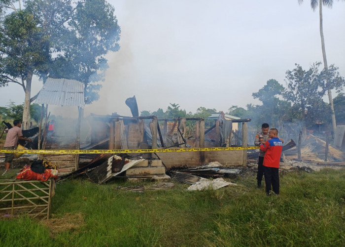 2 Rumah di Desa Arisan Deras Ogan Ilir Terbakar, Polsek Tanjung Raja Datangi TKP Pastikan Tak Ada Korban Jiwa